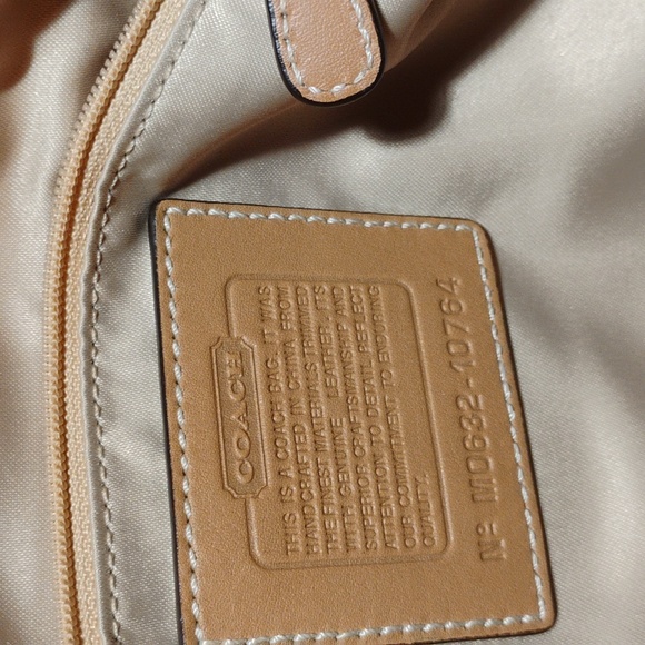 Coach M0632-10764 Signature C Hobo In Good Condition - Picture 7 of 9